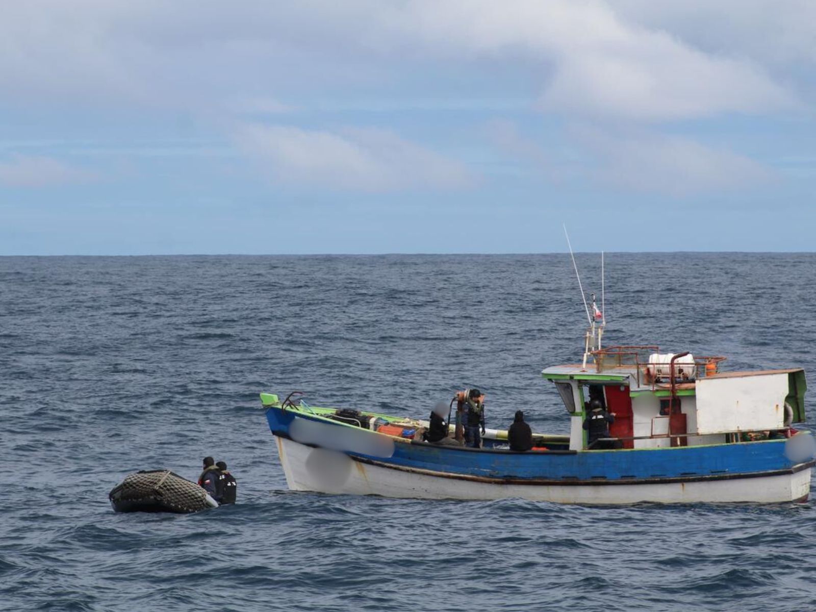 Operativo aéreo-marítimo frenó faenas de pesca ilegal de reineta en la región de Los Ríos