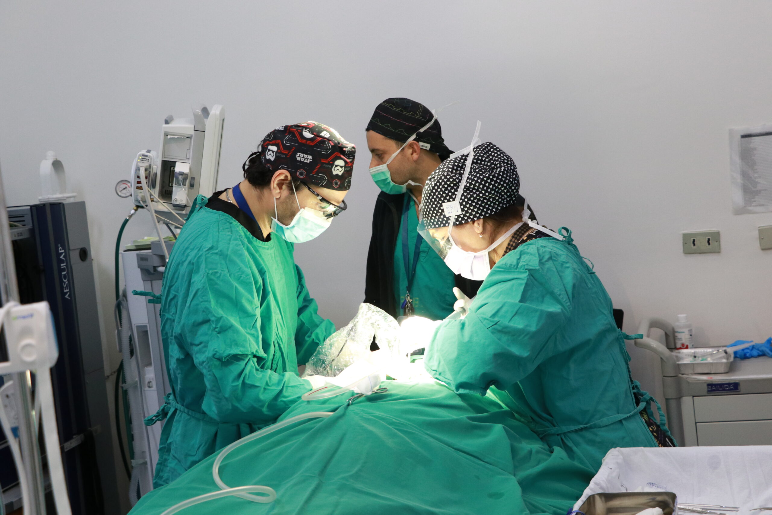 Médicos maxilofaciales de los hospitales de La Unión y Río Bueno realizan la primera cirugía de discopexia de articulación temporomandibular en la red asistencial de Los Ríos