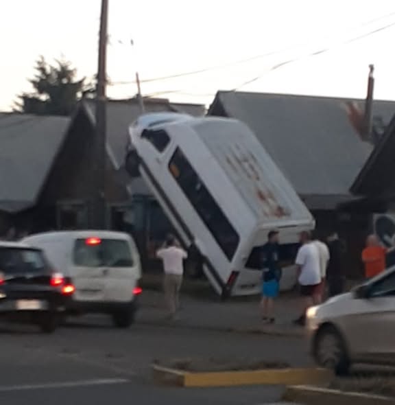 Vídeo: Furgón queda colgando de cable tensor de poste en la salida sur de Valdivia