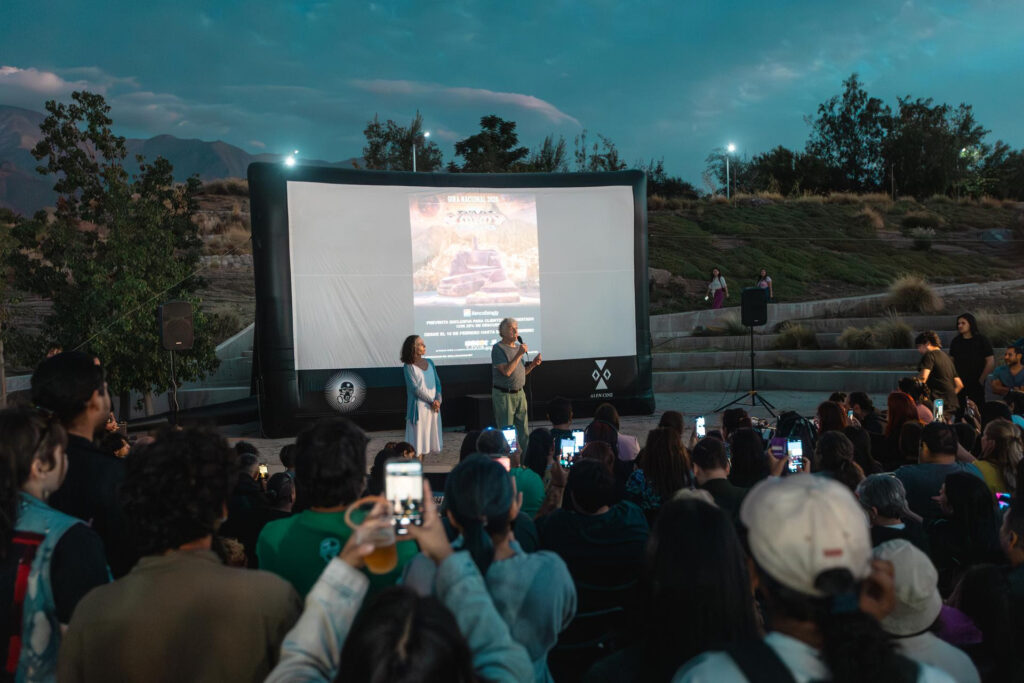Juanita Parra y Claudio Parra presentando el documental "Alturas de Macchu Picchu" en el Centro Ceremonial de Pueblos Originarios de Peñalolén © Gentileza de Los Jaivas