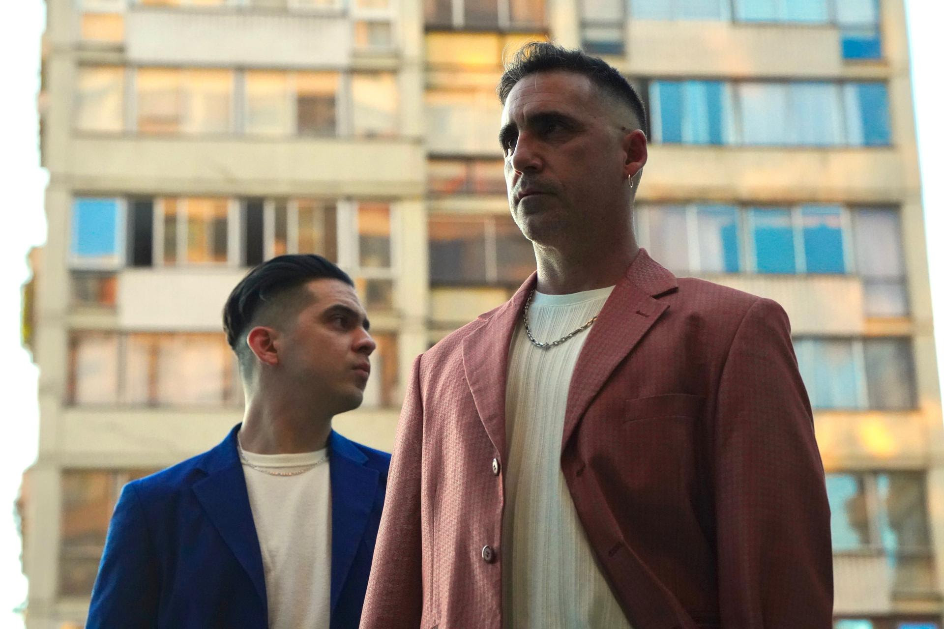 Tomás González estrena «Hey vous!» entre ritmo, luces y fonética de París