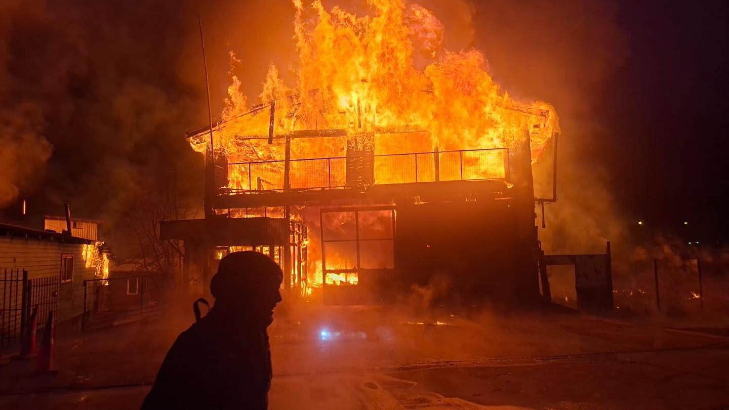 Incendio destruye cuartel de la Tercera Compañía de Bomberos, tres viviendas y un local comercial en Los Lagos, región de Los Ríos