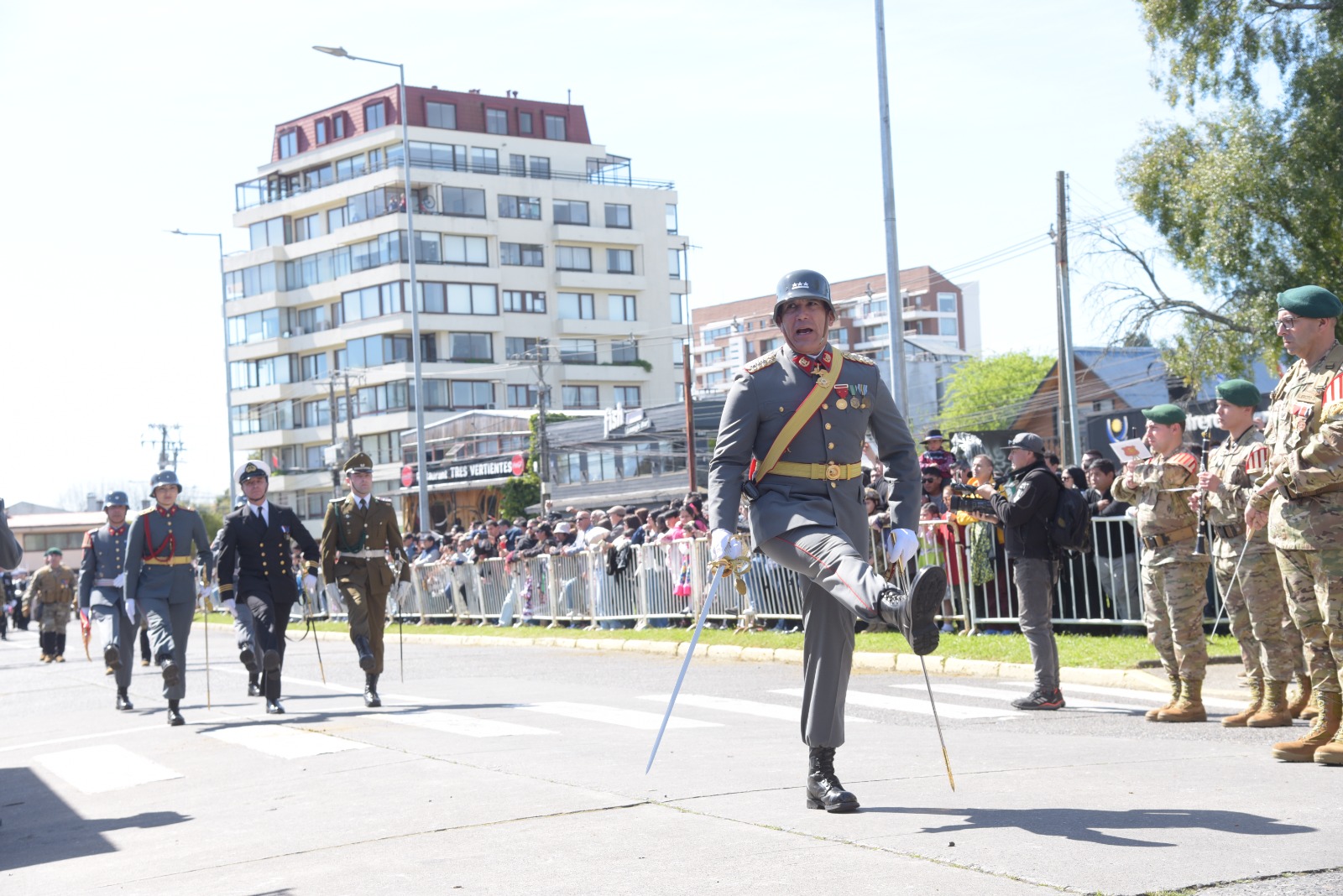 Parada Militar en honor a las Fiestas Patrias y Glorias del Ejército en Valdivia 2026 reunió a las familias en la costanera.